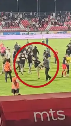 maskirani muskarci sutiraju i napadaju fudbalere na terenu, kragujevac