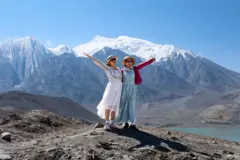 Duas mulheres posavam no Lago da Areia Branca em Xinjiang