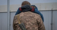 Bir askeri arkadan görüyoruz, silahı sırtında. Ona sarılan sevgilisinin ya da eşinin suratı da görünmüyor.