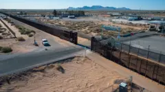 Vista aérea de muro na fronteira