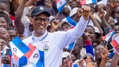 Paul Kagame akiwapungia mkono wafuasi wake wakati wa uzinduzi wa kampeni zake za urais huko Musanze, Rwanda - 22 Juni 2024