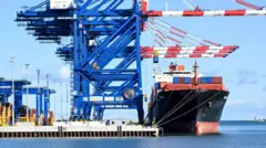 2025年10月19日，貨櫃船「伊斯坦堡橋號」在波蘭格但斯克港卸貨。這艘由「海洋傳奇」公司營運的船舶完成了「中歐北極快航」（一條穿越北極的新貿易走廊）的貨櫃試運行。