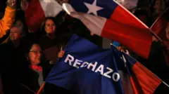 Chilenos promueven la opción Rechazo en el plebiscito constitucional de 2022.