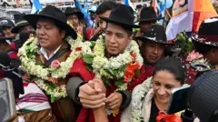 Andrónico Rodríguez, presidente del Senado y candidato presidencial por la Alianza Popular, en un acto de campaña en Huarina, Bolivia, el 24 de julio de 2025.