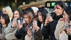 تصویری از چند زن که تلفن همراه به دست دارند