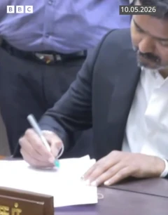 கோப்புகளில் கையெழுத்திட்ட முதலமைச்சர் விஜய்