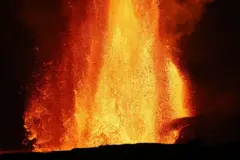 Fuentes de lava brotan del volcán Kilauea el 24 de enero de 2026.