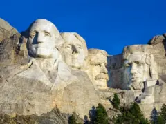 O monte Rushmore, nos Estados Unidos, e as esculturas dos rostos de quatro ex-presidentes americanos