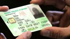 Ọwọ́ èèyàn kan mú káàdì idanimọ NIN lọwọ 