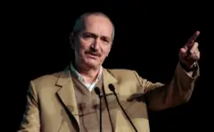 Aldo Rebelo falando em um microfone