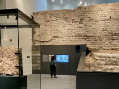Tembok itu sebelumnya terselip di bawah bagian gedung perkantoran. 
