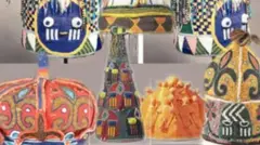 Ọpọlọpọ adé ọba ilẹ̀ Yorùbá tó ní onírúurú awọ, tí wọn sì fi dá àrà ni orisirisi. Àwọn kan kúrú nígbà tí àwọn kan ga. 