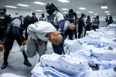 Dezessete membros da gangue venezuelana Trem de Arágua e da gangue MS-13, que foram deportados para El Salvador pelos EUA