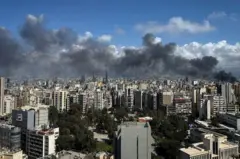 Moshi kutoka kwa mashambulizi ya anga ya Israel umetanda angani katika mji mkuu wa Lebanon, Beirut.