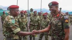 Izi ngabo z'akarere ziyobowe n'Umunya-Kenya Jenerali Majoro Alphaxard Muthuri Kiugu (iburyo)