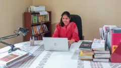 මම සාමාන්‍යයෙන් ලියන්නේ රෑට. මට පාන්දර ඇහැරිලා ලියන්න පුලුවන් කෙනෙක් නෙමෙයි. මගෙ පළවෙනි නවකතාව ගත්තොත් මම ඒකෙ භාගයක් විතර එක දිගට ලියාගෙන ගියා. දවසකට පැය තුනක් විතර අඩුවැඩි වශයෙන් මාස හයක් හතක් මම එක දිගට වැඩ කළා.