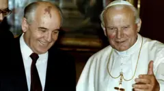 Papa João Paulo 2º e Mikhail Gorbachev em 1990