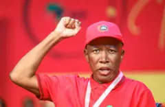 Julius Malema, de camisa vermelha, em 15 de dezembro de 2024