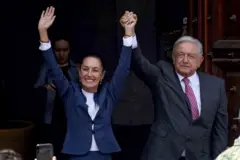 Claudia Sheinbaum e López Obrador com os braços levantados