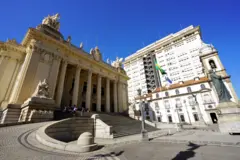 Fachada da Alerj em dia de sol