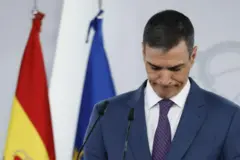 Primeiro-ministro espanhol Pedro Sánchez de cabeça baixa