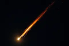 شظية مقذوف تسقط من السماء بعد اعتراض منظومة دفاع جوي إسرائيلية، عقب إطلاق صواريخ باتجاه إسرائيل من إيران، في أعقاب ضربات إسرائيلية وأمريكية على إيران، كما شوهدت من عسقلان، إسرائيل، في 28 فبراير/شباط 2026