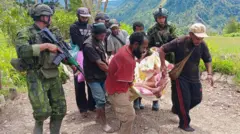Anggota Satgas Koops TNI Habema Kogabwilhan III bersama sejumlah warga mengevakuasi korban luka-luka akibat diserang kelompok kriminal bersenjata (KKB) di Distrik Anggruk, Kabupaten Yahukimo, Papua Pegunungan, Minggu (23/3/2025). Satgas Koops TNI Habema Kogabwilhan III berhasil mengevakuasi tenaga pengajar dan tenaga kesehatan pascaserangan KKB di Distrik Anggruk, Kabupaten Yahukimo, Papua Pegunungan pada Jumat 21 Maret 2025 yang mengakibatkan satu orang meninggal dunia, enam orang luka-luka dan kerusakan fasilitas pendidikan.
