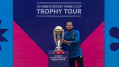 বিশ্বকাপের ট্রফির সঙ্গে মুশফিকুর রহিম। ঢাকা, অগাস্ট ২০২৩