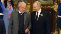 ブラジル大統領のルイス・イナシオ・ルラとシルバとウラジミール・プーチンは、モスクワのロシア大統領に旅行します。