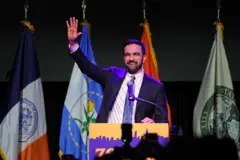 Zohran Mamdani comemora vitória em evento em Nova York