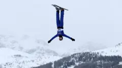 La esquiadora bielorrusa Anastasiya Andryianava de cabeza, durante un salto en una prueba de los Juegos Olímpicos de Milán-Cortina 2026