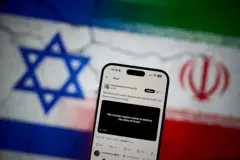 موبایل در مقابل پرچم ایران و اسرائیل