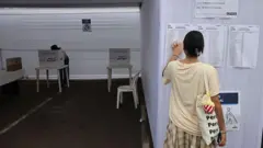 Un votante revisa una lista de registro en un centro de votación durante la segunda vuelta de las elecciones en Lima, Perú, el domingo 7 de junio de 2026
