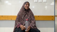 Una madre llora la muerte de su hija pequeña.