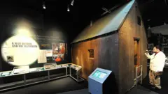 Reconstrução da cabana do Unabomber para uma exposição no Museu da Imprensa, em Washington, nos Estados Unidos