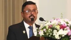 අධිකරණයට අපහාස කළේ යැයි චෝදනා ලැබ සිටි ආගමන හා විගමන පාලක හර්ෂ ඉලුක්පිටියට ශ්‍රේෂ්ඨාධිකරණය අද (සැප්තැම්බර් 23 වැනිදා) වසර දෙකක සිර දඬුවම් නියම කළේය.