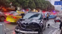 Çin'de kalabalığa dalan araç