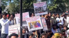 पीथमपुर में स्थानीय लोगों ने किया विरोध प्रदर्शन.