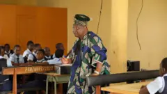 Sarki Adedokun Abolarin a cikin aji