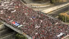 در مراسم روز کارگر، میدان انقلاب هاوانا معمولاً مملو از کارگرانی است که از سراسر کشور با اتوبوس وارد آن می‌شوند