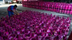 Pekerja memasang segel pada tabung gas 12 kg di distributor gas nonsubsidi di Bandung, Jawa Barat, Senin (20/4/2026). 