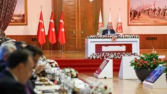 Komisyon toplantısında Numan Kurtulmuş kürsüde görülüyor.