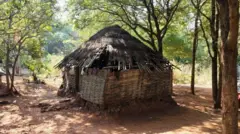 ரெட்டையாவை வலுக்கட்டாயமாக கீழே அழைத்து வந்தாலும் அவர் நிம்மதியாக இருக்க மாட்டார் என்பதால், அவர் இருக்கும் இடத்திலேயே ரெட்டையாவின் வீட்டிற்கு சூரிய சக்தி பொருத்தப்பட்டு, அதைச் சுற்றி வேலி அமைக்க வேண்டும் என கோகுலபுடி இளைஞர்கள் கோரிக்கை விடுத்துள்ளனர்.