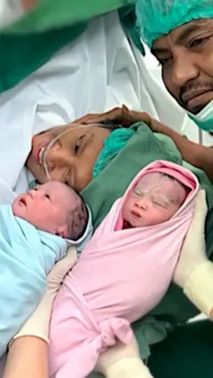 padres con dos bebés