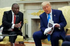 Le président sud-africain Cyril Ramaphosa en discussion avec le président américain Donald Trump à la Maison Blanche le 21 mai 2025 à Washington, DC.