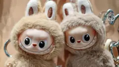 Para miniaturowych wersji popularnej zabawki Labubu w sklepie Pop Mart w Chinach.