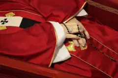 Mão do papa Francisco com terço