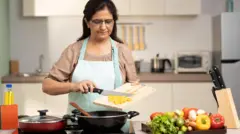 ਖਾਣਾ ਬਣਾਉਂਦੀ ਔਰਤ