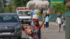 કોરોનો મહામારી દરમિયાન મોટાપાયે પ્રવાસી મજૂરોએ પલાયન કર્યું.