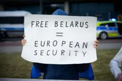 Надпись на плакате: Свободная Беларусь = Европейская безопасность 